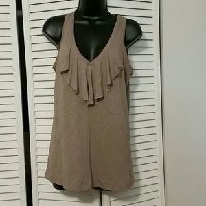 V tank with ruffle